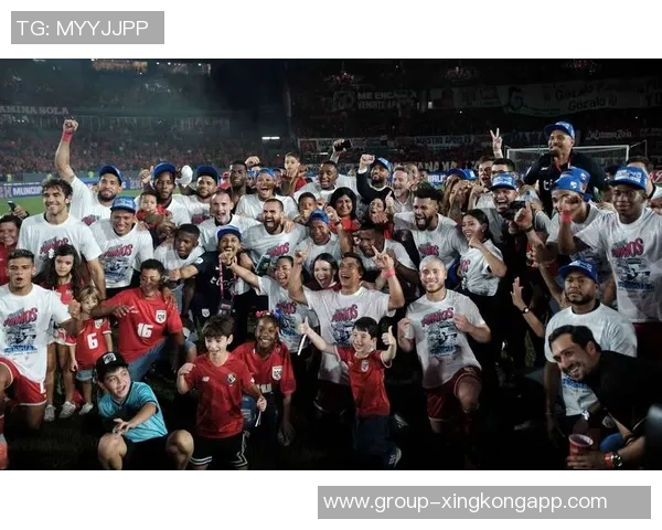 瓦妮莎携子女与坎迪斯帕克共赏道奇队晋级世界大赛精彩瞬间