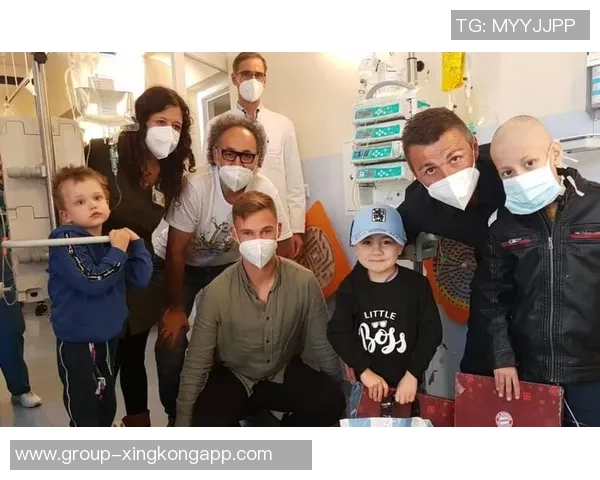 格纳布里与基米希探访医院肿瘤病房温暖关怀患病儿童 格纳布里与基米希探访医院肿瘤病房温暖关怀患病儿童