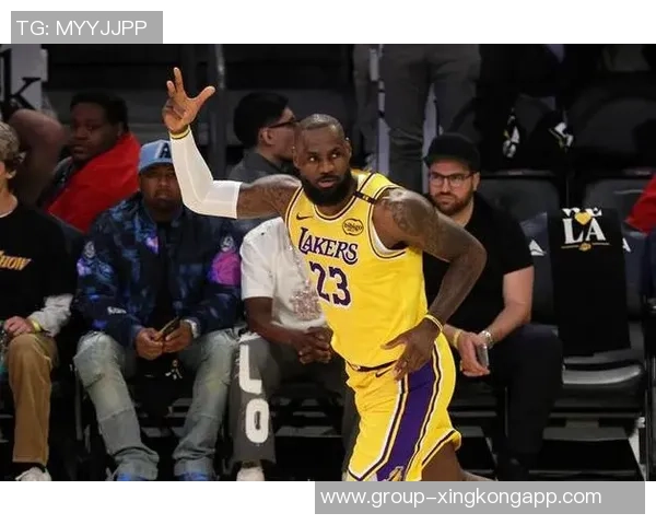 里夫斯盛赞詹姆斯:他是球队的胜利保障存在即是提升球队的力量 里夫斯盛赞詹姆斯:他是球队的胜利保障存在即是提升球队的力量